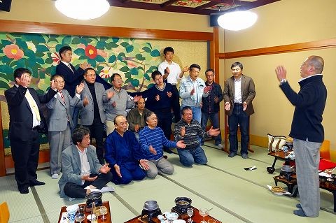 鳥居支部長による一本締め